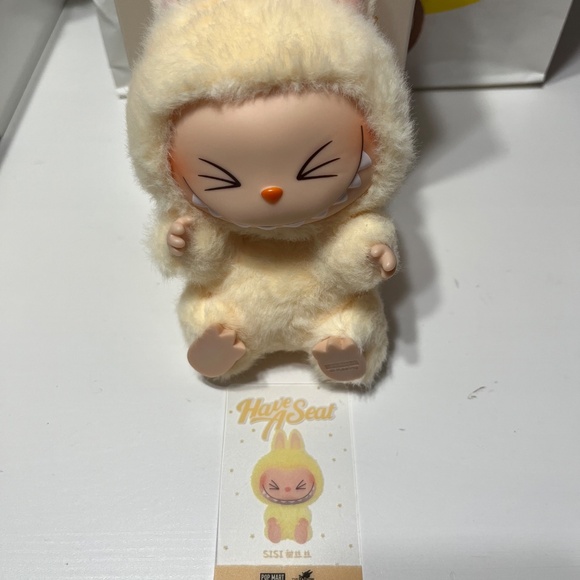 LABUBU HAVE A SEAT SISI - Picture 3 of 6